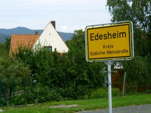 Das Ortsschild von Edesheim